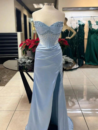 Astraea | Meerjungfrau-Ballkleid, trägerlos, blau, mit Perlen besetzt, gerüscht und mit Schlitz