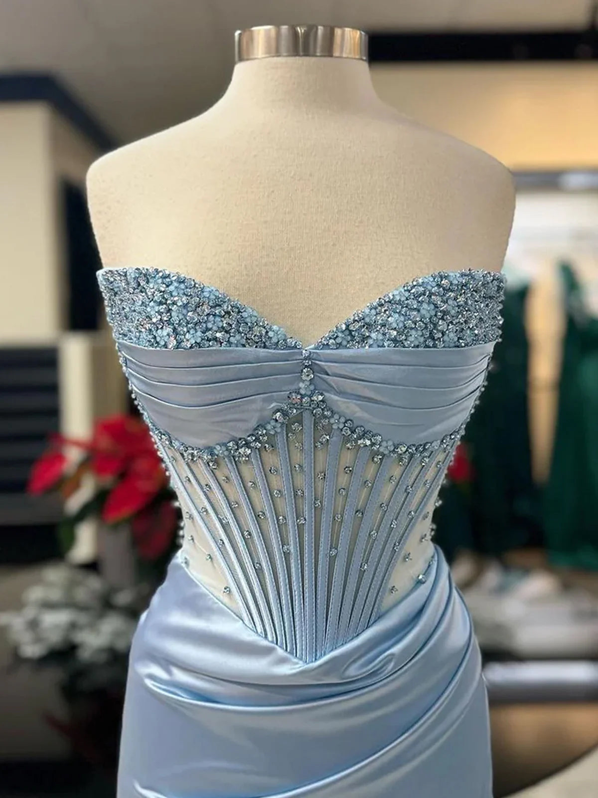 Astraea | Meerjungfrau-Ballkleid, trägerlos, blau, mit Perlen besetzt, gerüscht und mit Schlitz