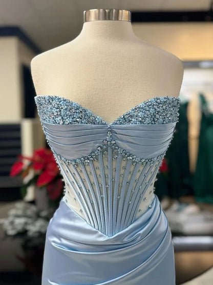 Astraea | Meerjungfrau-Ballkleid, trägerlos, blau, mit Perlen besetzt, gerüscht und mit Schlitz