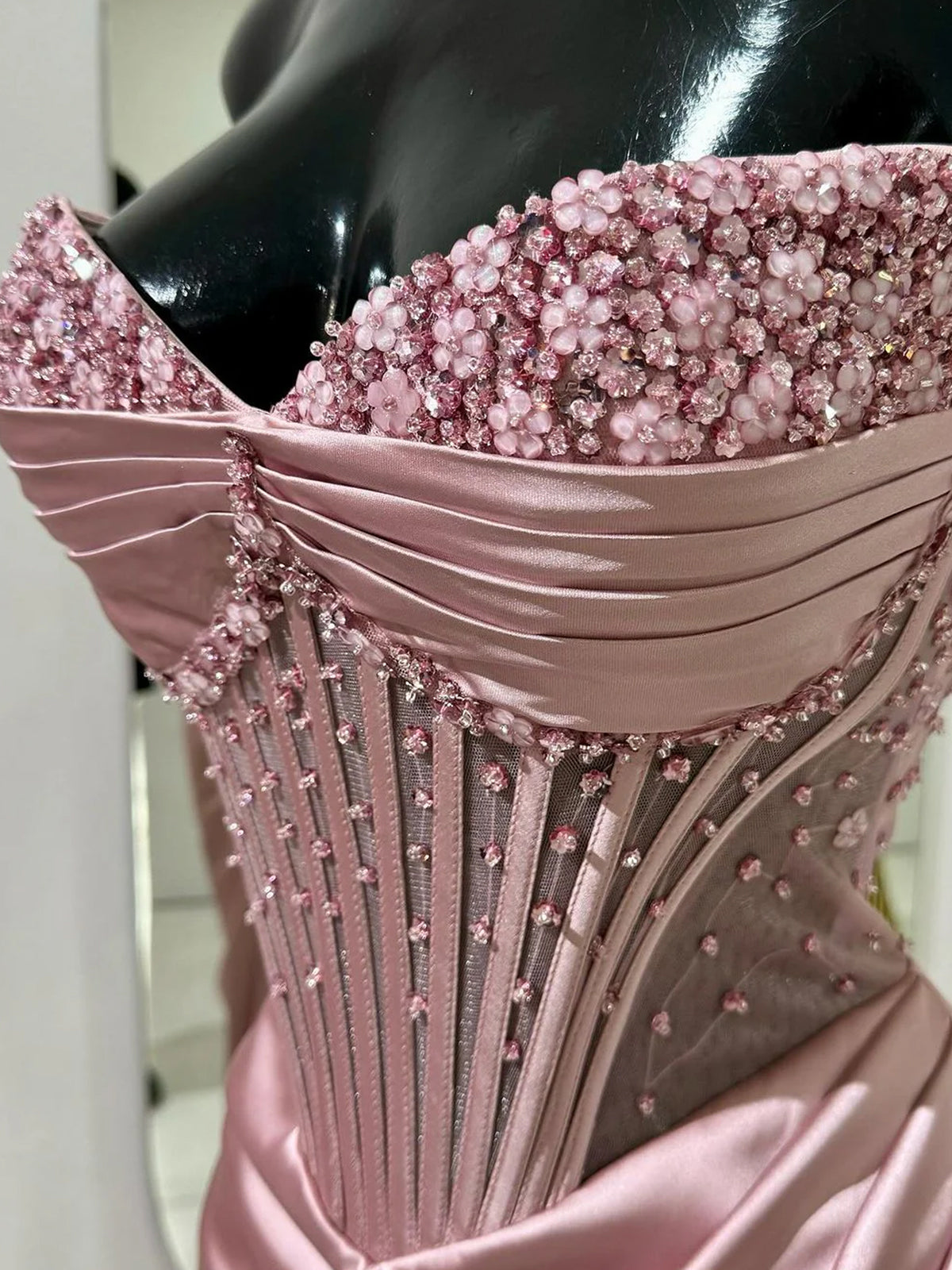 Astraea | Meerjungfrau-Ballkleid, trägerlos, blau, mit Perlen besetzt, gerüscht und mit Schlitz