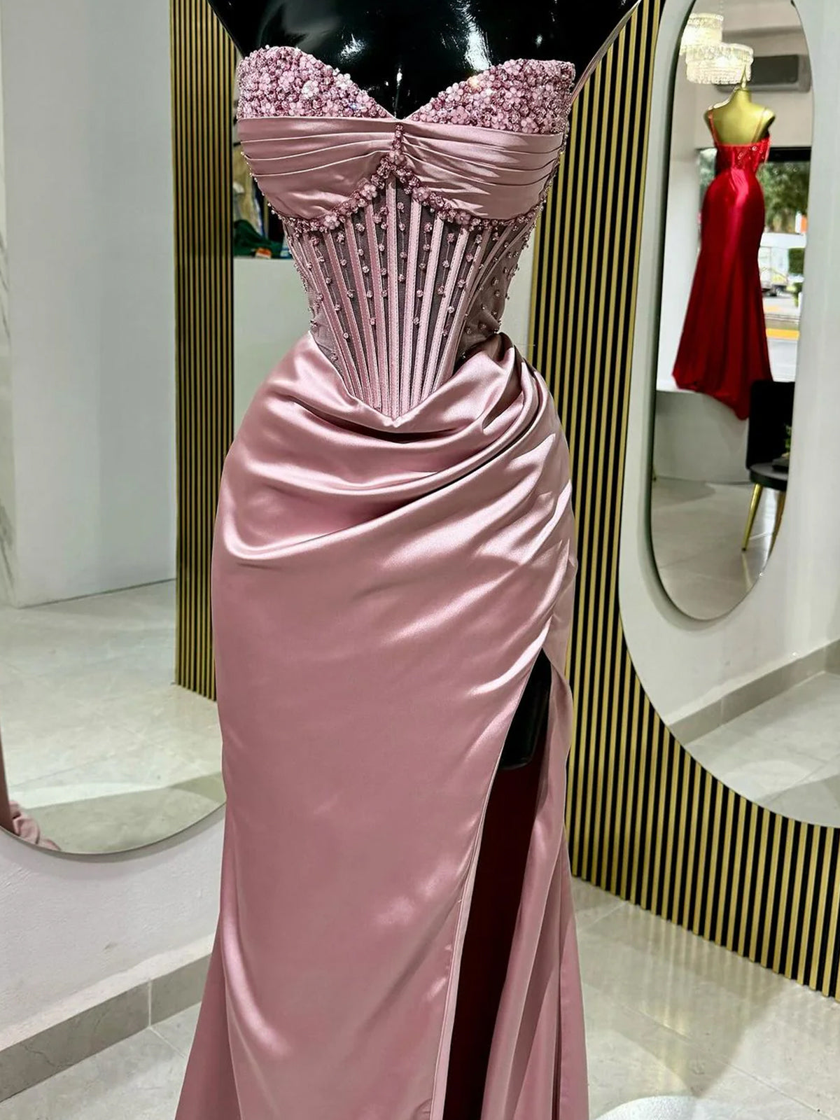 Astraea | Meerjungfrau-Ballkleid, trägerlos, blau, mit Perlen besetzt, gerüscht und mit Schlitz