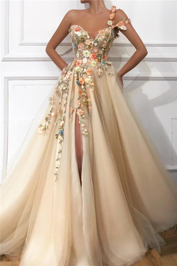 Atractivo vestido de fiesta largo de tul con corte A y un hombro descubierto