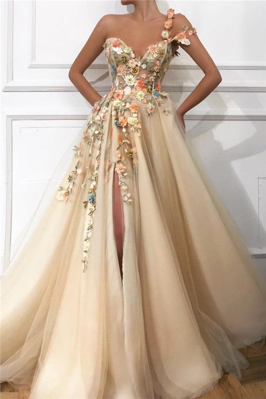 Atractivo vestido de fiesta largo de tul con corte A y un hombro descubierto