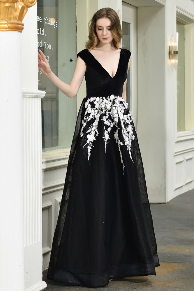 Atractivo vestido de fiesta negro con escote en V y corte A, de tul con apliques florales blancos.