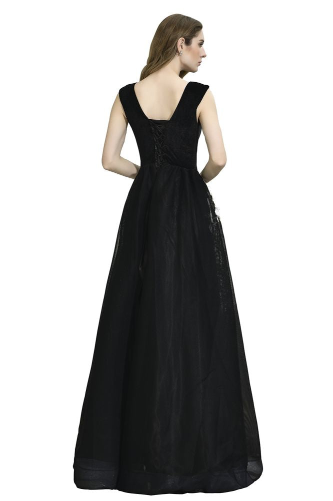 Atractivo vestido de fiesta negro con escote en V y corte A, de tul con apliques florales blancos.