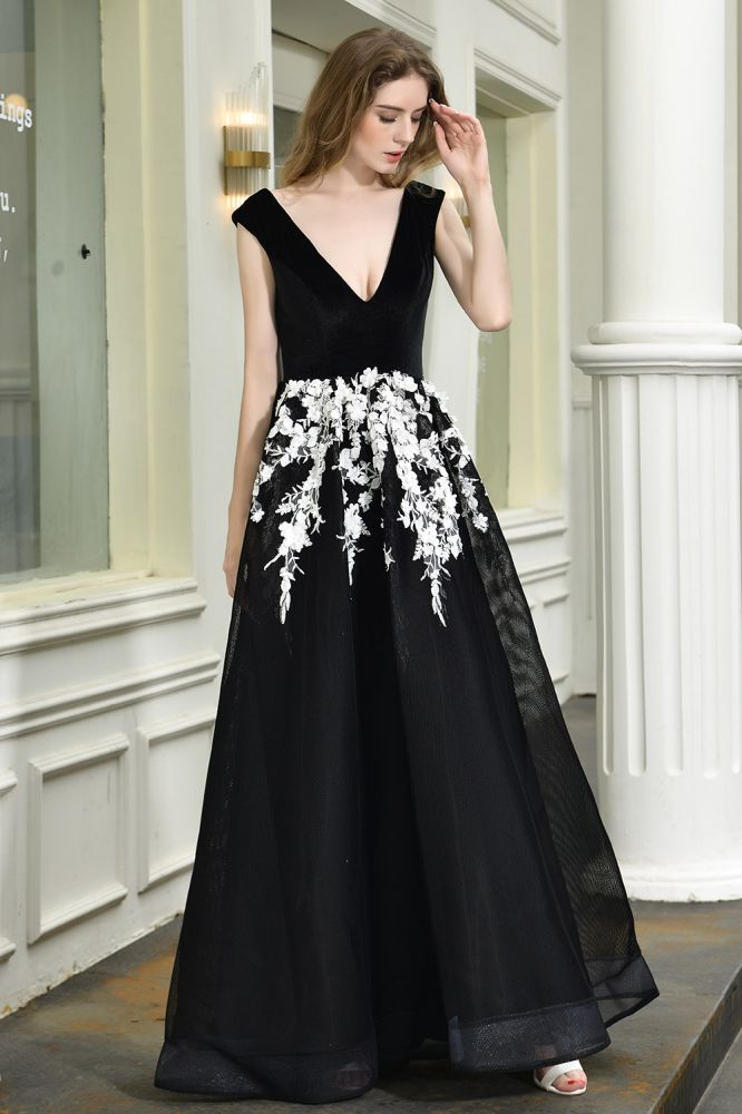 Atractivo vestido de fiesta negro con escote en V y corte A, de tul con apliques florales blancos.