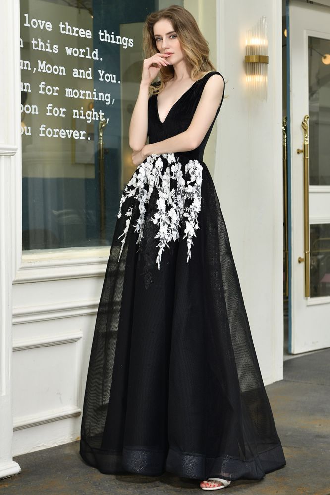 Atractivo vestido de fiesta negro con escote en V y corte A, de tul con apliques florales blancos.