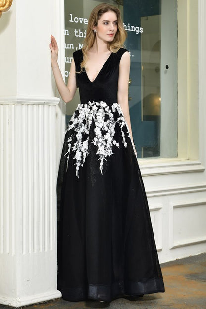Attraktives schwarzes A-Linien-Ballkleid mit V-Ausschnitt und weißen Blumenapplikationen aus Tüll