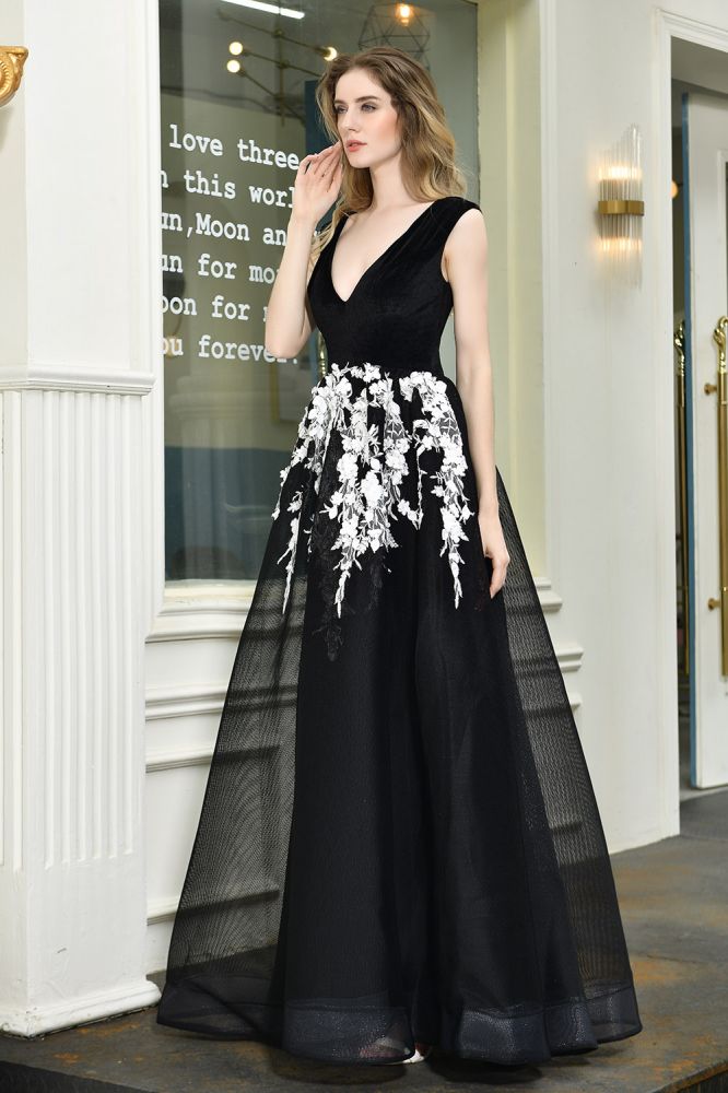 Attraktives schwarzes A-Linien-Ballkleid mit V-Ausschnitt und weißen Blumenapplikationen aus Tüll