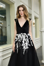 Attraktives schwarzes A-Linien-Ballkleid mit V-Ausschnitt und weißen Blumenapplikationen aus Tüll