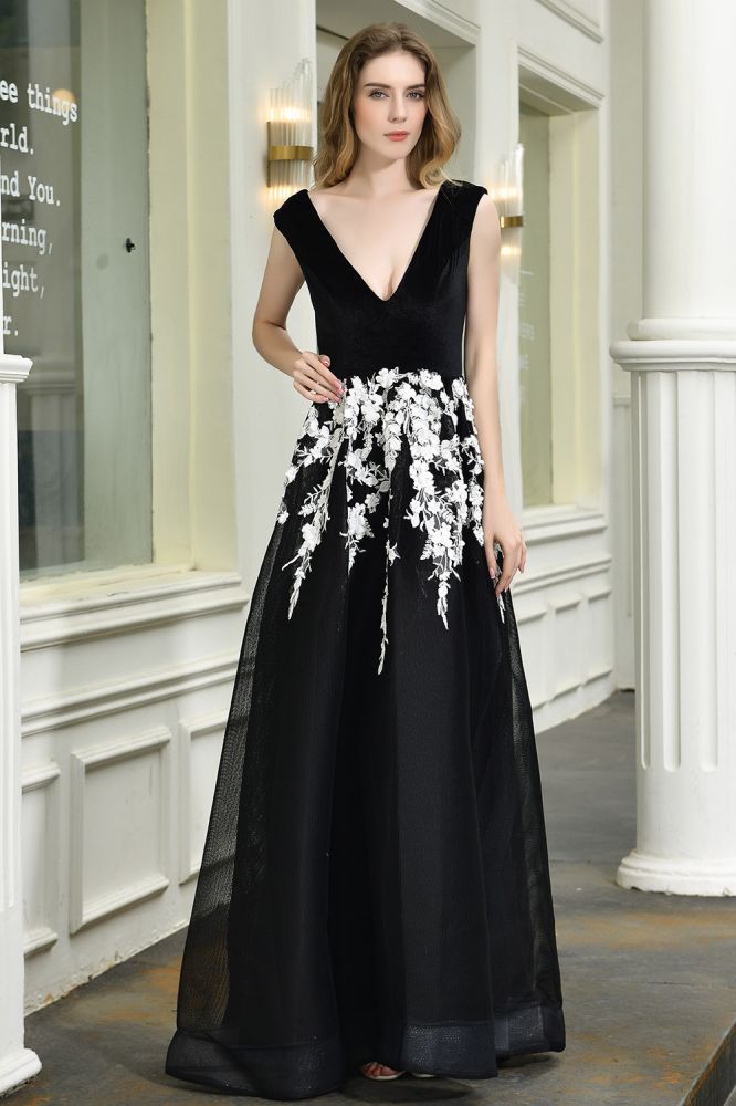 Atractivo vestido de fiesta negro con escote en V y corte A, de tul con apliques florales blancos.