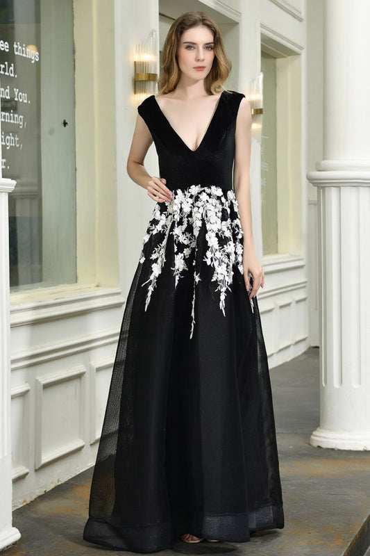 Atractivo vestido de fiesta negro con escote en V y corte A, de tul con apliques florales blancos.