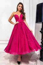 Attraktives, trägerloses A-Linien-Ballkleid mit Pailletten in Fuchsie