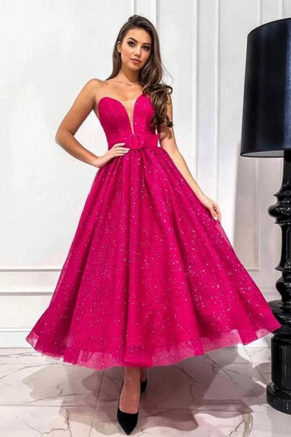 Atractivo vestido de fiesta fucsia de corte A con escote en forma de corazón, sin tirantes y con lentejuelas