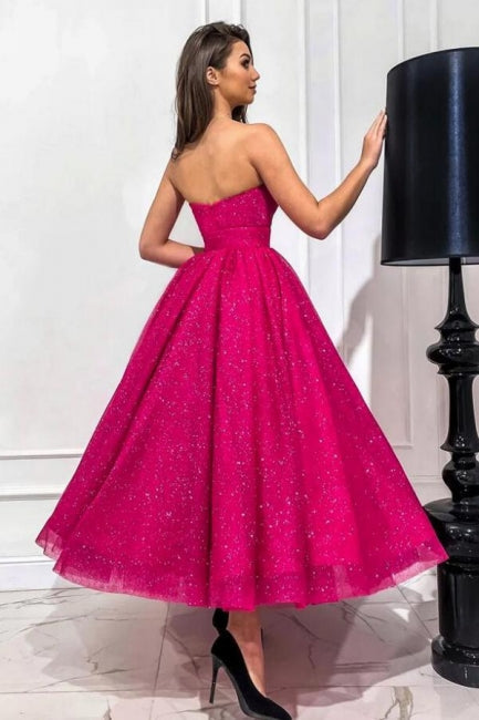 Atractivo vestido de fiesta fucsia de corte A con escote en forma de corazón, sin tirantes y con lentejuelas