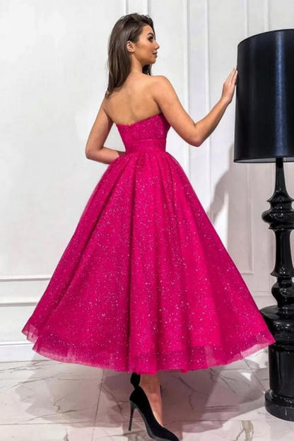 Atractivo vestido de fiesta fucsia de corte A con escote en forma de corazón, sin tirantes y con lentejuelas