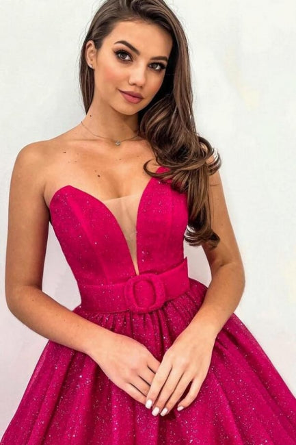 Atractivo vestido de fiesta fucsia de corte A con escote en forma de corazón, sin tirantes y con lentejuelas