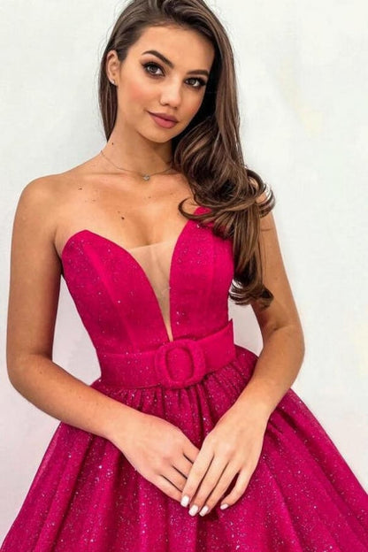 Atractivo vestido de fiesta fucsia de corte A con escote en forma de corazón, sin tirantes y con lentejuelas