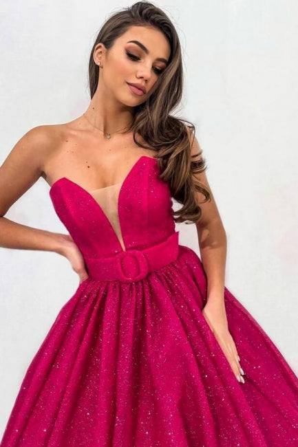 Atractivo vestido de fiesta fucsia de corte A con escote en forma de corazón, sin tirantes y con lentejuelas