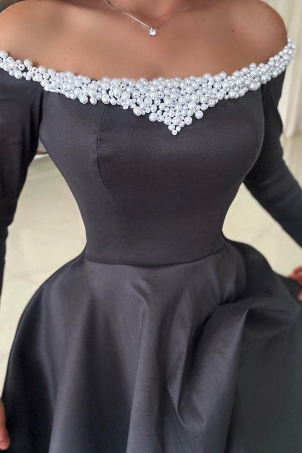Atractivo vestido de fiesta largo negro de satén con hombros descubiertos, corte A, abertura frontal, mangas largas y perlas