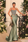Attraktives langes Meerjungfrau-Abendkleid in Dusty Sage mit Spaghettiträgern, Spitze und Perlenbesatz, ärmellos