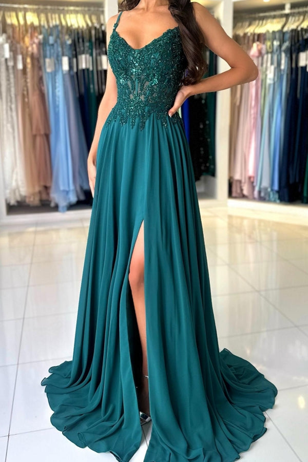 Atractivo vestido de fiesta largo verde de corte A con tirantes finos de encaje y abertura