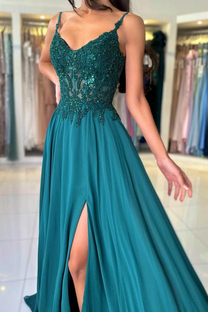 Atractivo vestido de fiesta largo verde de corte A con tirantes finos de encaje y abertura