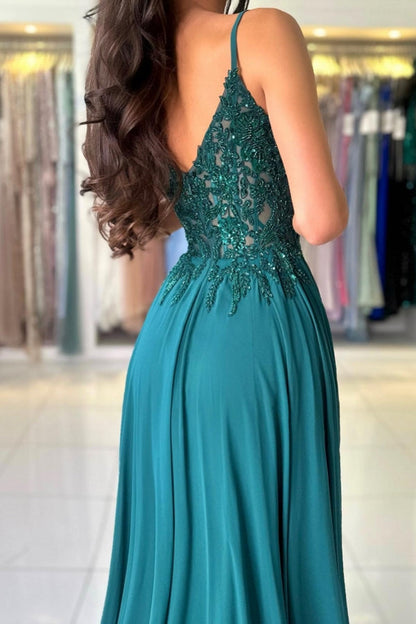 Atractivo vestido de fiesta largo verde de corte A con tirantes finos de encaje y abertura