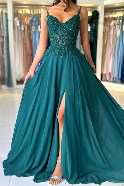 Atractivo vestido de fiesta largo verde de corte A con tirantes finos de encaje y abertura
