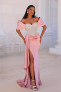 Atractivo vestido de fiesta largo rosa de sirena con hombros descubiertos, encaje y cuentas, con abertura