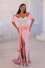 Atractivo vestido de fiesta largo rosa de sirena con hombros descubiertos, encaje y cuentas, con abertura