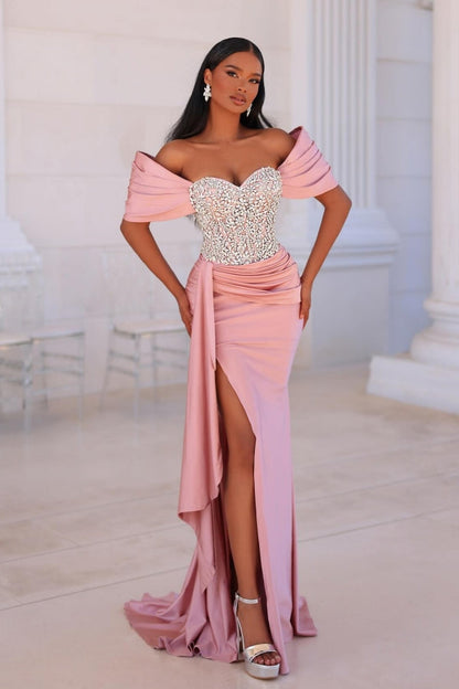 Atractivo vestido de fiesta largo rosa de sirena con hombros descubiertos, encaje y cuentas, con abertura