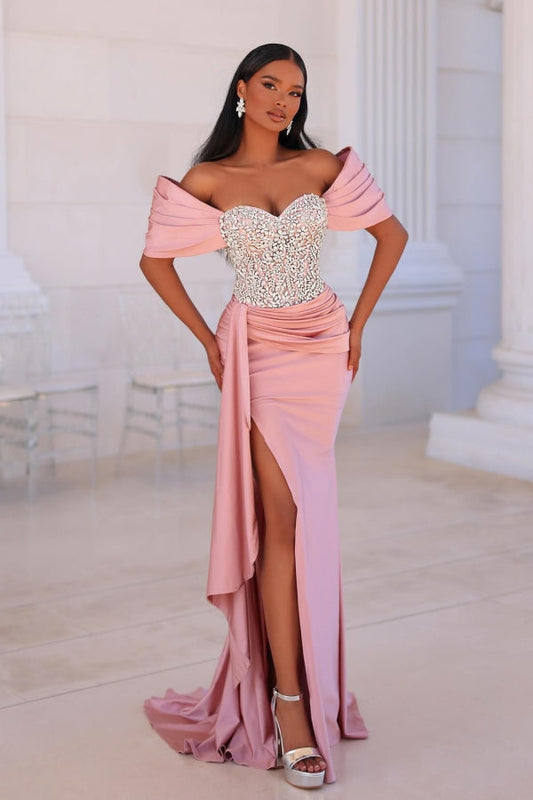 Atractivo vestido de fiesta largo rosa de sirena con hombros descubiertos, encaje y cuentas, con abertura