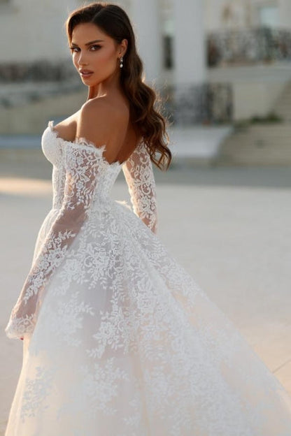 Atractivo vestido de novia blanco largo de encaje con corte en A y hombros descubiertos, con mangas largas