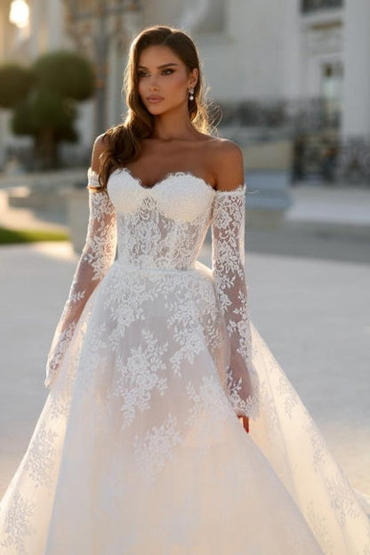 Atractivo vestido de novia blanco largo de encaje con corte en A y hombros descubiertos, con mangas largas