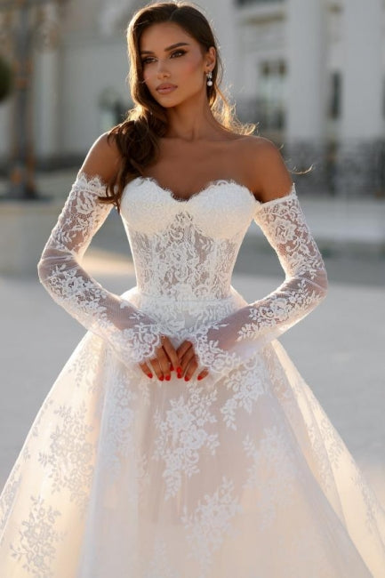 Atractivo vestido de novia blanco largo de encaje con corte en A y hombros descubiertos, con mangas largas