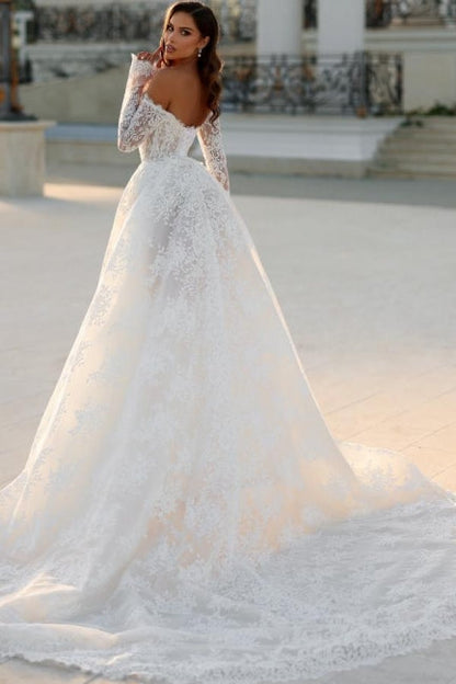 Atractivo vestido de novia blanco largo de encaje con corte en A y hombros descubiertos, con mangas largas