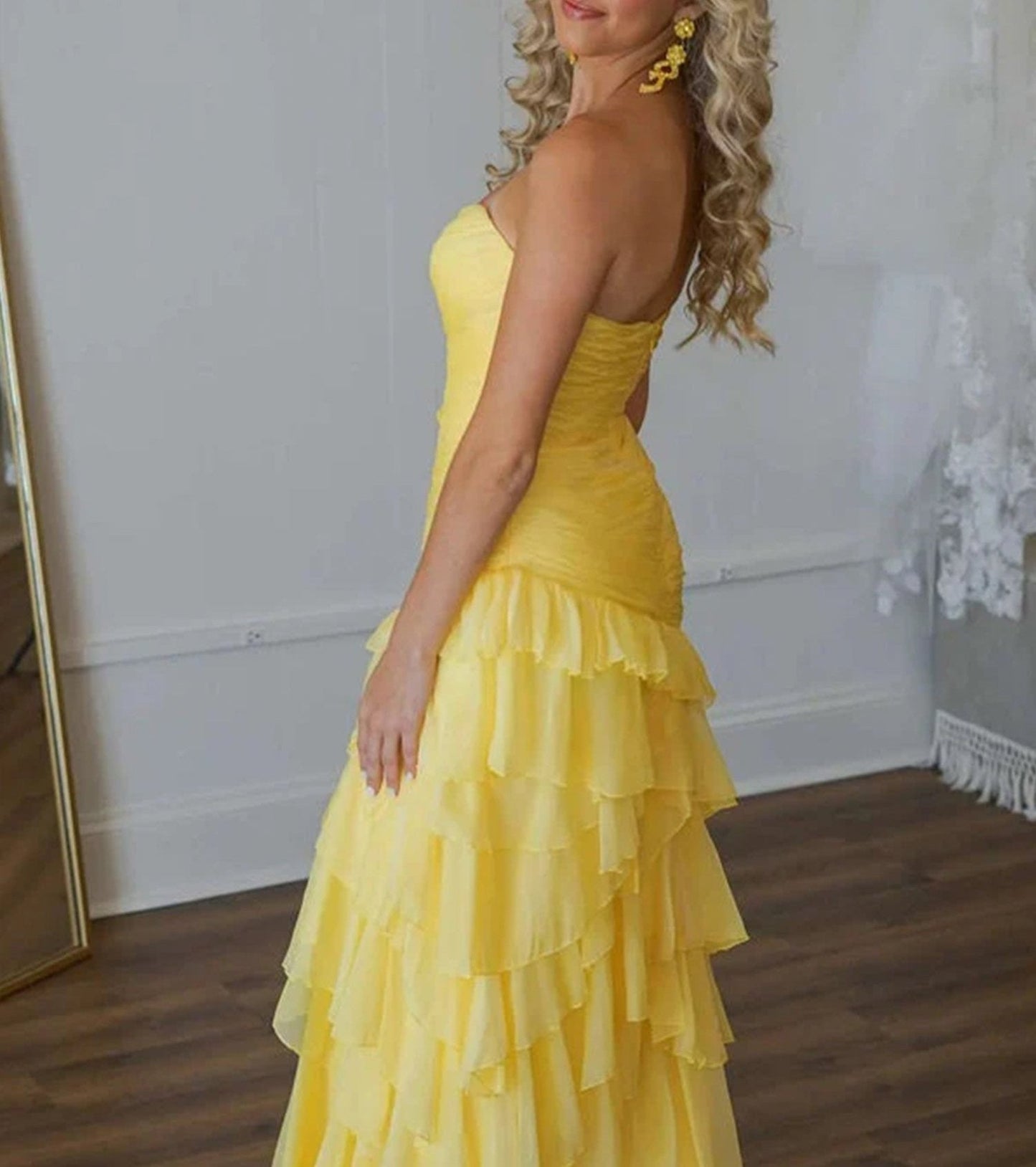 Aurora | Vestido de fiesta largo amarillo ajustado con volantes fruncidos y abertura