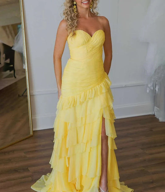 Aurora | Vestido de fiesta largo amarillo ajustado con volantes fruncidos y abertura