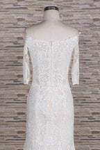 Impresionantes vestidos de novia elegantes con apliques y cola de corte sirena
