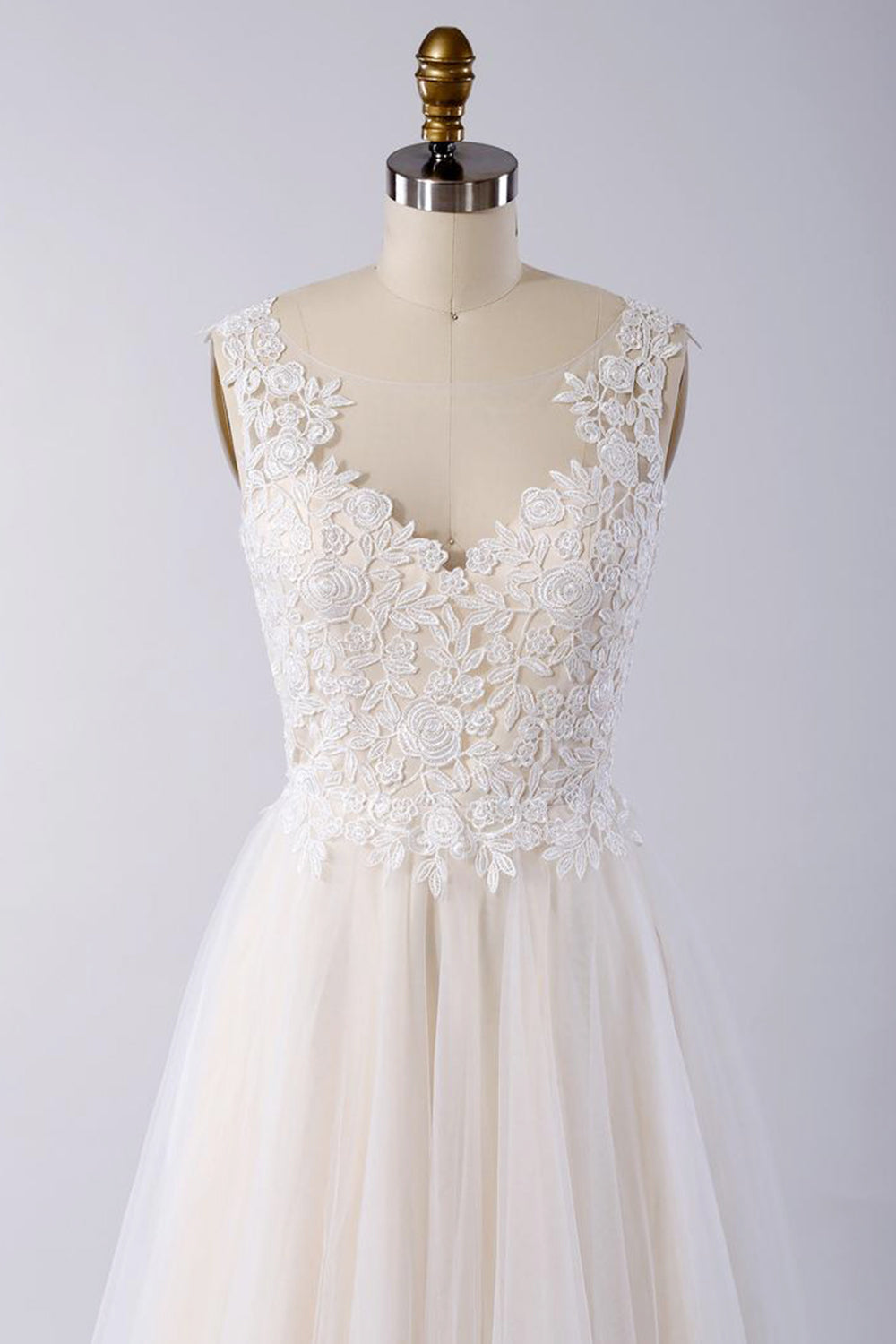 Impresionante vestido de novia largo de corte A con apliques de encaje y tul con espalda abierta