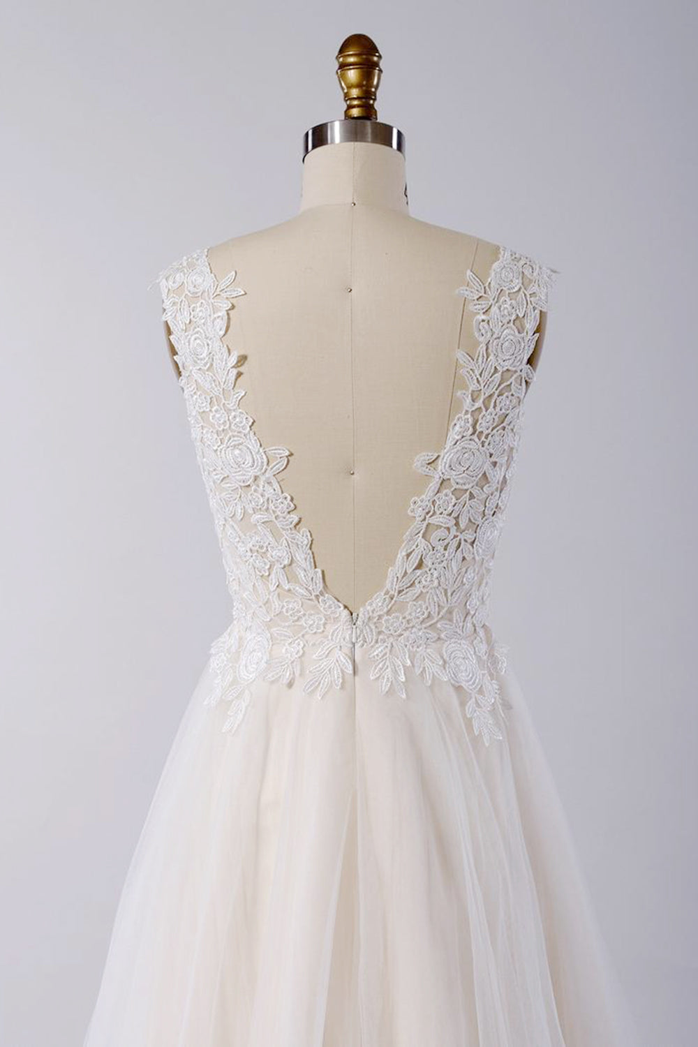 Impresionante vestido de novia largo de corte A con apliques de encaje y tul con espalda abierta