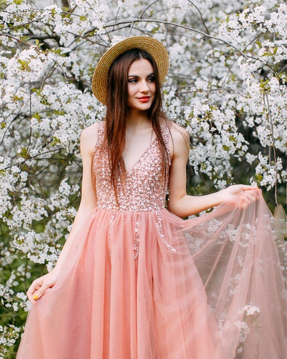 Impresionante vestido de fiesta largo de tul con escote en V, corte A y cuentas, con abertura
