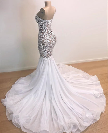 Impresionante vestido de fiesta blanco de tul con escote corazón y corte sirena y encaje