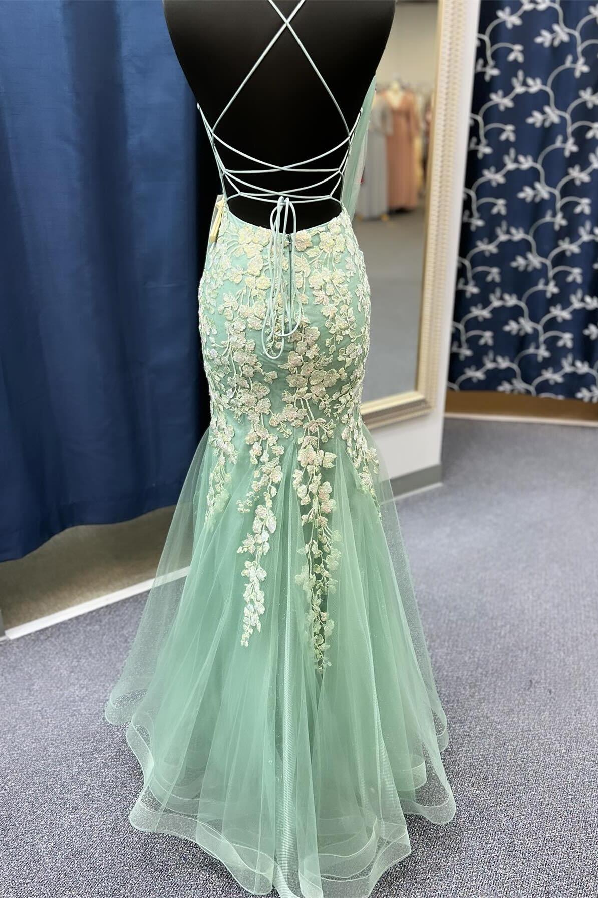 Azenor | Vestido de fiesta verde salvia con tirantes finos y corte sirena y apliques