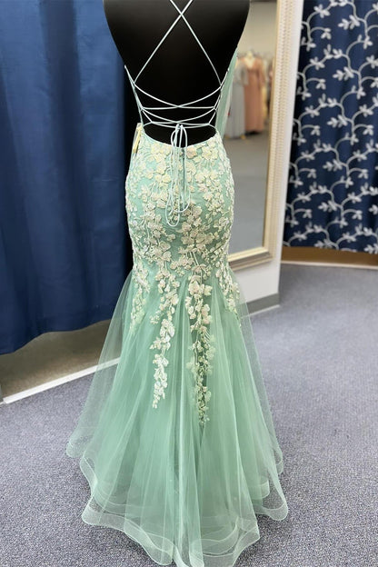 Azenor | Vestido de fiesta verde salvia con tirantes finos y corte sirena y apliques