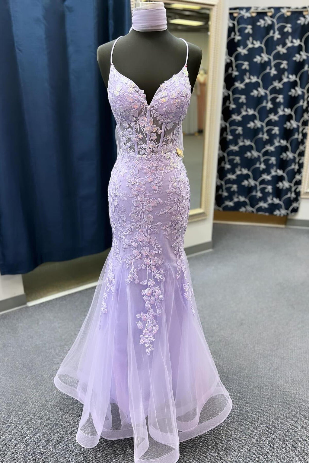 Azenor | Salbeigrünes Meerjungfrau-Ballkleid mit Spaghettiträgern und Applikationen