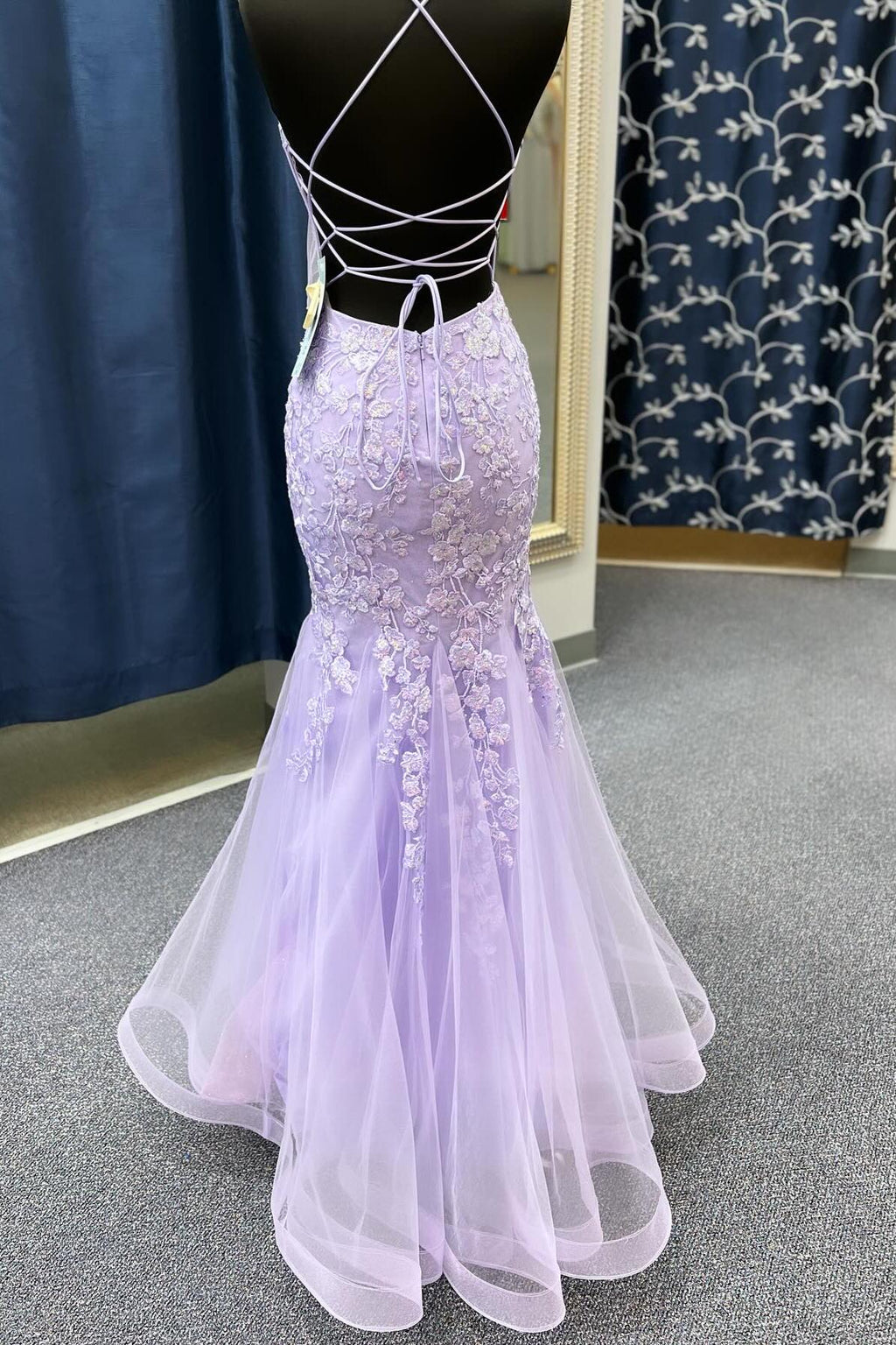 Azenor | Salbeigrünes Meerjungfrau-Ballkleid mit Spaghettiträgern und Applikationen