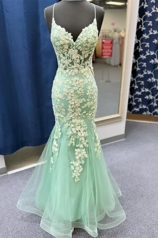 Azenor | Vestido de fiesta verde salvia con tirantes finos y corte sirena y apliques