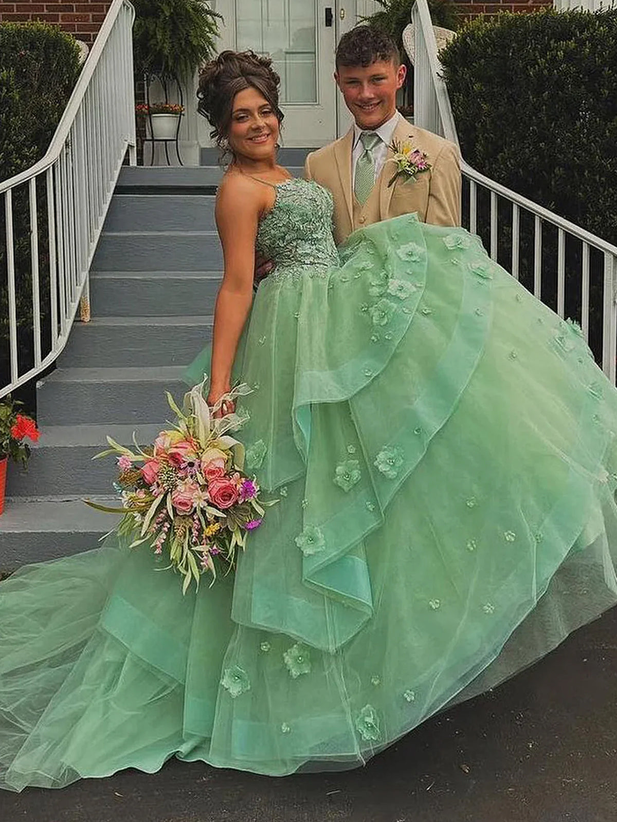 Azurena | Vestido de fiesta largo de tul verde salvia con escote corazón y apliques